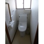 節水トイレ室内すっきり　手すりもつけて　安心