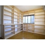 書斎に手作りの本棚を
