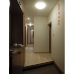中古戸建ての内装を一新。無垢の床材であたたかみのある空間に