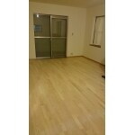 中古戸建ての内装を一新。無垢の床材であたたかみのある空間に
