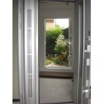 玄関をつくり連結した建物