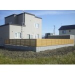 木目の柔らかな風合いがやさしいフェンス