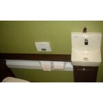 便器が浮いてお掃除ラクラク。収納も充実のトイレ。