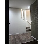 建物全体のテイストと調和した階段