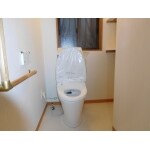 大小の便器と手洗いを一つにまとめ、スッキリしたトイレへ！
