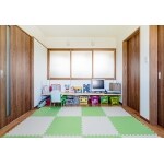 正面窓から廊下ごしに明かりも入れました。