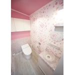 華やかなピンクが特徴の女性専用トイレ