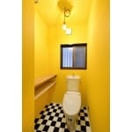 明るい気分にさせてくれる黄色が特徴的なトイレ