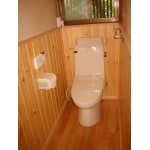 天然木の板張りトイレ