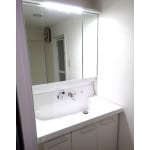 LIXIL　ピアラ　3面鏡で空間を広く感じさせる洗面台