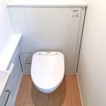 フローティングデザインが新しいシステムトイレ