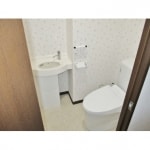 シンプルなデザインと高い清掃性のあるトイレ