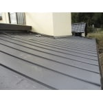 軽量で耐久性に優れた金属屋根への葺き替え工事。