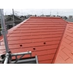 遮熱オレンジの屋根と外壁クリーム系配色で明るい印象に。