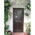 玄関ドアリフォーム　木製の玄関ドアをイメージチェンジ