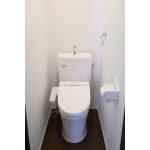 潔くシンプルにまとめたトイレ