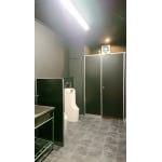 黒い内装のトイレ