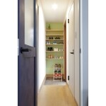シンプルすっきり、明るい玄関