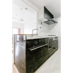 大理石調の高級感のあるデザインで収納充実のキッチンに！