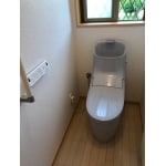 水ハネ防止構造の洗い場が特徴のトイレ