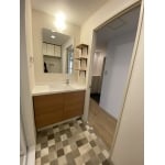 タイルデザインの床材が雰囲気をつくる洗面室