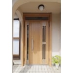 自然な木調のアルミ製玄関ドアに取り替え