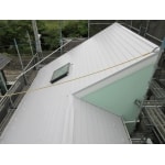 屋根は遮熱効果を期待して淡色系で塗り替え。
