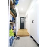 アウトドア用品の収納できる可動棚を備えた玄関
