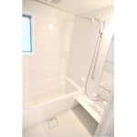 スッキリ爽やか、真っ白な浴室