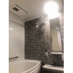 アクセントパネルが際立つ浴室のリフォーム (板橋区)