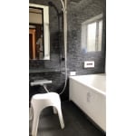 黒×白のコントラストがきれいな浴室