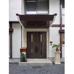 バリとモダンが同居する2世帯住宅リフォーム【玄関】