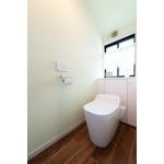 ペパーミント色の壁と木目の床で、上品なトイレ空間に
