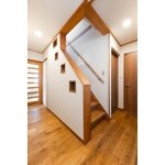 階段にはデザイン小窓をつけ、採光性とデザイン性をアップ
