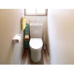 526.ホワイトグレーの便器が魅力的な落ち着けるトイレ空間。