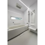 白で統一された清潔感のあるバスルーム