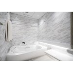 ホワイトを基調にしたモノトーンの浴室は高級感のある空間に。