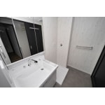 白木模様の清潔感ある洗面室