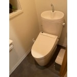 シンプルな壁紙や小さめのタンクでひろびろトイレ空間を実現！