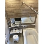 【浴室】収納と手摺が一体でスッキリとしたユニットバス