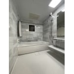 パティオホワイトを全面に取り入れた明るく清潔感のある浴室