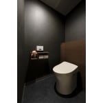 ブラックの壁紙が印象的な”和モダン”のトイレ