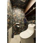 花柄の壁紙が印象的なトイレ空間