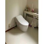 床のクッションフロアと便器に白を採用・清潔感のあるトイレに
