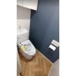 ブルーが映える明るいトイレ
