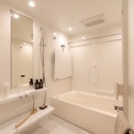 白を基調に清潔感あふれる浴室