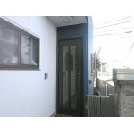 色あせた玄関ドアを明かり取りも出来るアルミ製ドアに変更