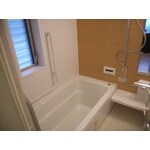 ［2］バリアフリーな浴室空間は、お手入れも簡単で快適です