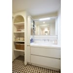 キッチンのデザインに合わせ、アール形状を取り入れた洗面空間
