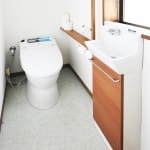 タンクレスで広さを確保、介護しやすいトイレ。